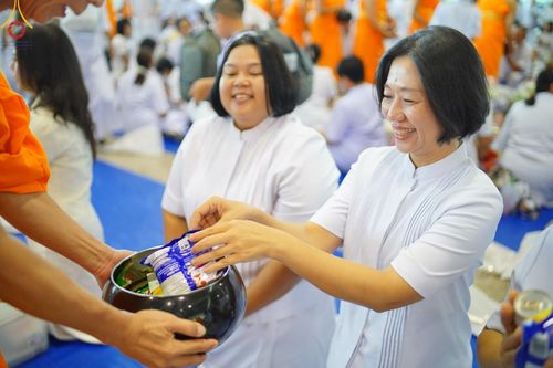 ภาพ No.139116:พิธีตักบาตร , พิธีบูชาข้าวพระ ณ ห้องแก้วสารพัด 1 สภาธรรมกายสากล วัดพระธรรมกาย วันอาทิตย์ต้นเดือนที่ 2 มิถุนายน พ.ศ. 2567