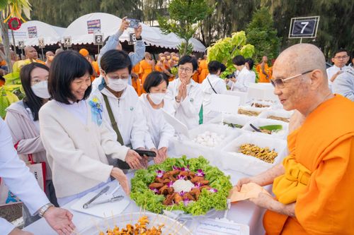 ภาพ No.194954:พิธีถวายภัตตาหารเป็นสังฆทาน แด่พระธรรมยาตรา ณ อนุสรณ์สถานมหาวิหารพระมงคลเทพมุนี (โลตัสแลนด์) อ.สองพี่น้อง จ.สุพรรณบุรี ในโครงการธรรมยาตรา กตัญญูบูชา มหาปูชนียาจารย์ พระมงคลเทพมุนี(สด จนฺทสโร) พระผู้ปราบมาร แห่ง ปีที่ 13 วันที่ 14 มกราคม พ.ศ.2568