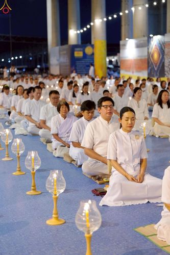 ภาพ No.224013:วันวิสาขบูชา วันอาทิตย์ที่ 11 พฤษภาคม พ.ศ. 2568 พิธีจุดวิสาขประทีป ,  พิธีเวียนประทักษิณรอบพระมหาธรรมกายเจดีย์ , พิธีฉลองชัยสวดมนต์บทธัมมจักกัปปวัตตนสูตร ครบ 7,357,000,000 จบ ณ มหารัตนวิหารคด วัดพระธรรมกาย