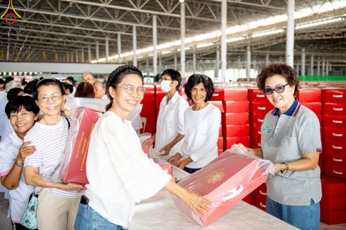 ภาพ No.214384:วันที่ 29 มีนาคม พ.ศ.2568 กิจกรรมใส่ถุงซิปกล่องไทยธรรม เพื่อรักษาความประณีตของกล่องไทยธรรม ในทุกสภาพอากาศ ณ บ้านแก้วเรือนทองคุณยาย วัดพระธรรมกาย