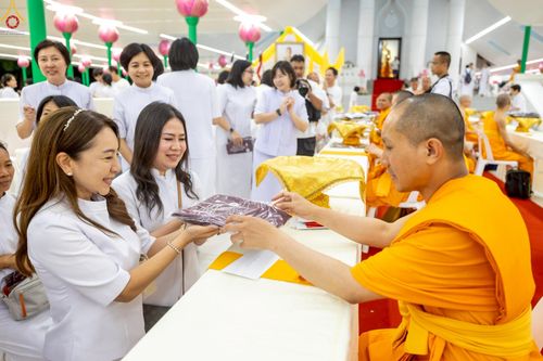 ภาพ No.230988:วันอังคารที่ 1 กรกฎาคม พ.ศ. 2568 ผู้ว่าราชการจังหวัดปทุมธานี เป็นประธานพิธีต้อนรับ สัญญาบัตร พัดยศ พระครูสัญญาบัตรสายต่างประเทศ วัดพระธรรมกาย ประจำปี พ.ศ. 2568 จำนวน 19 รูป