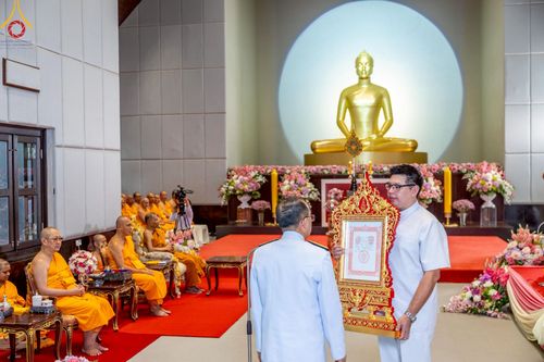 ภาพ No.214822:พิธีต้อนรับสัญญาบัตร พัดยศ พระราชวิเทศวชิรเวที (บัณฑิต วรปญฺโญ) เจ้าอาวาสวัดพระธรรมกายสกอตแลนด์ สหราชอาณาจักร ผู้ช่วยเจ้าอาวาสวัดพระธรรมกาย ณ อุโบสถพระไตรปิฏก วัดพระธรรมกาย