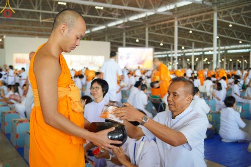ภาพ No.149955:พิธีตักบาตร , พิธีปฎิบัติธรรม , พิธีถวายภัตตาหารเมนูสวรรค์ ในพรรษาแห่งการเข้าถึงธรรม วันธรรมชัย วันอังคารที่ 27 สิงหาคม พ.ศ.2567 ณ สภาธรรมกายสากล วัดพระธรรมกาย