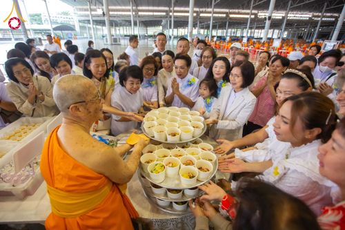 ภาพ No.203247:พิธีถวายภัตตาหารเป็นสังฆทาน แด่พระธรรมยาตรา ณ วัดพระธรรมกาย ตำบลคลองสาม อำเภอคลองหลวง จังหวัดปทุมธานี ในโครงการธรรมยาตรา กตัญญูบูชา มหาปูชนียาจารย์ พระมงคลเทพมุนี(สด จนฺทสโร) พระผู้ปราบมาร อนุสรณ์สถาน 7 แห่ง ปีที่ 13 วันที่ 29 มกราคม พ.ศ. 2568