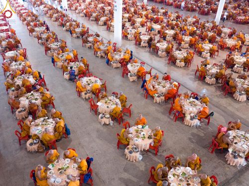 ภาพ No.60265:คณะสงฆ์ 10,000 กว่าวัดฉันภัตตาหารเพล ในวันคุ้มครองโลก วันจันทร์ที่ 22 เมษายน พ.ศ. 2567 ณ สภาธรรมกายสากล วัดพระธรรมกาย