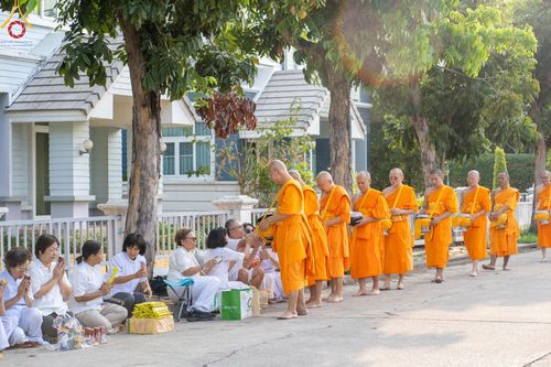 ภาพ No.136096:พระธรรมทายาท โครงการบวชพระนานาชาติ AEC & WAB ผู้บริหารรุ่นที่ 2 บิณฑบาต ณ หอฉันคุณยายอาจารย์ฯ เมืองแก้วมณี หมู่บ้านแก้วพุทธรักษา วันที่ 28 เมษายน พ.ศ. 2567