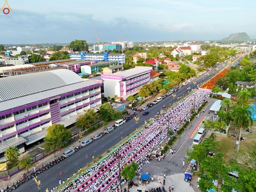 ภาพ No.235203:วันอาทิตย์ที่ 27 กรกฎาคม พ.ศ. 2568 พิธีตักบาตรพระ1,000 รูป ทำบุญเมืองพัทลุง ประธานสงฆ์ พระปริยัติวชิโรดม  เจ้าคณะจังหวัดพัทลุง ประธานฆราวาส นายรัฐศาสตร์ ชิดชู  ผู้ว่าราชการจังหวัดพัทลุง