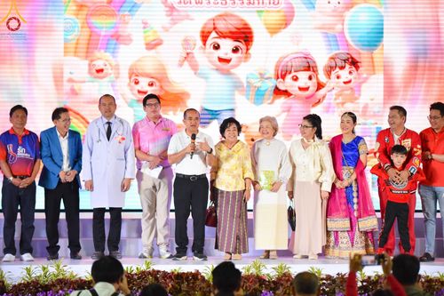 ภาพ No.193916:วัดพระธรรมกาย จัดงานวันเด็กแห่งชาติ ประจำปี พ.ศ.2568 ออกร้านอาหาร 200 ร้าน มอบของขวัญหลายหมื่นชิ้น วันที่ 12 มกราคม พ.ศ. 2568 วัดพระธรรมกาย อ.คลองหลวง จ.ปทุมธานี