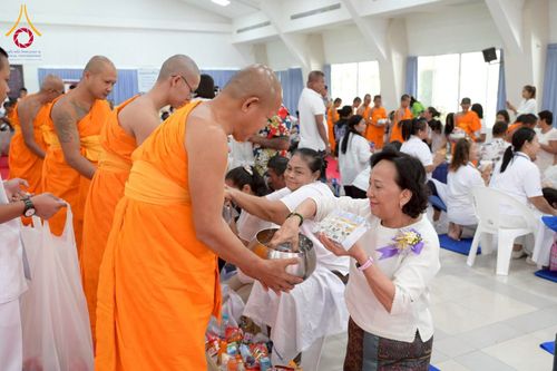 ภาพ No.218102:วันอาทิตย์ที่ 13 เมษายน พ.ศ. 2568 พิธีตักบาตรฉลองสามเณรใหม่ 75 รูป เนื่องในวันสงกรานต์ (โครงการบรรพชาสามเณรฟื้นฟูพระพุทธศาสนาทั่วไทย ประจำปีพุทธศักราช 2568) ณ ศูนย์ปฏิบัติธรรมระยอง(บ้านช่องลม) ตำบลบางบุตร อำเภอบ้านค่าย จังหวัดระยอง