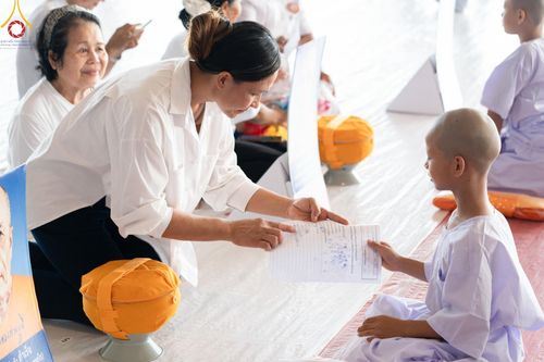 ภาพ No.133958:พิธีขอขมามอบผ้าไตร โครงการบรรพชาสามเณร ศูนย์อบรมวัดพระธรรมกาย ณ วัดพระธรรมกาย วันเสาร์ที่ 6 เมษายน พ.ศ. 2567