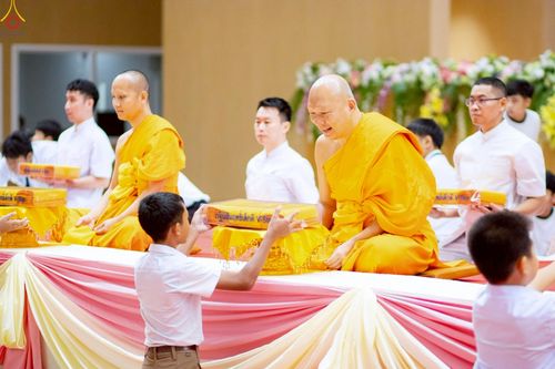 ภาพ No.245968:วันเสาร์ที่ 13 กันยายน พ.ศ. 2568 พิธีมอบผ้าไตรประธานกฐินสัมฤทธิ์เด็กดี V-Star ณ สภาธรรมกายสากล วัดพระธรรมกาย