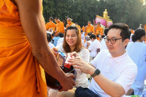 ภาพ No.107587:พิธีตักบาตรพระธรรมยาตราฯ ในโครงการธรรมยาตรากตัญญูบูชา มหาปูชนียาจารย์ พระมงคลเทพมุนี(สด จนฺทสโร) พระผู้ปราบมาร ปีที่ 12 ณ อนุสรณ์สถานมหาวิหารพระมงคลเทพมุนี อ.สองพี่น้อง จ.สุพรรณบุรี วันที่ 7 มกราคม พ.ศ. 2567