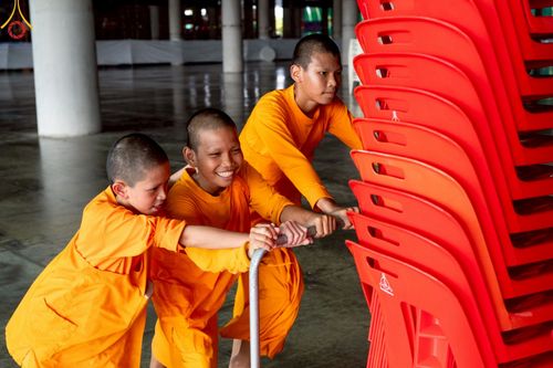 ภาพ No.220826:วันที่ 24-25 เมษายน พ.ศ. 2568 การเก็บงาน ผ้ารับประเคน ผ้าระบาย โต๊ะ เก้าอี้  ภายหลังงานวันคุ้มครองโลก ณ วัดพระธรรมกาย