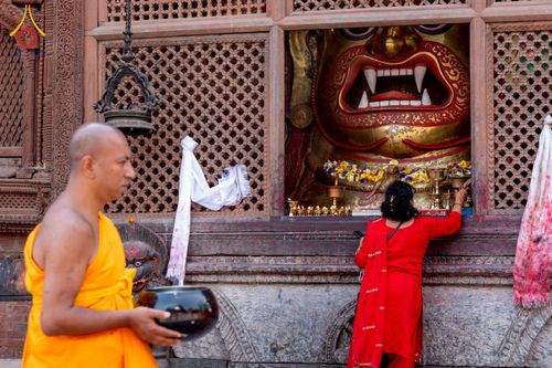 ภาพ No.213161:วันที่ 17 - 18 มีนาคม พ.ศ. 2568 คณะสงฆ์และสามเณรเดินบิณฑบาต รอบเมืองในพื้นที่ วัดสยมภูวนาถและราชวังปาตัน ณ เมืองกาฐมาณฑุ ประเทศเนปาล