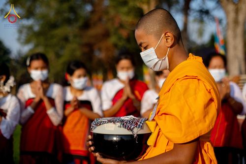 ภาพ No.76435:คณะสงฆ์และสามเณรบิณฑบาต ประเทศบังกลาเทศ วันที่ 11 กุมภาพันธ์ พ.ศ. 2566