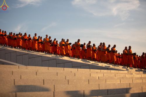 ภาพ No.187786:พิธีตักบาตรฉลองพระใหม่ ต้อนรับพุทธศักราช 2568 ณ ลานธรรมพระมหาธรรมกายเจดีย์ วัดพระธรรมกาย จ.ปทุมธานี วันที่ 1 มกราคม พ.ศ. 2568