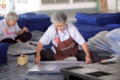 ภาพ No.218507:วันที่ 15 - 18 เมษายน พ.ศ. 2568 การเตรียมภาชนะสำหรับถวายภัตตาหาร , การจัดโต๊ะเก้าอี้ในลานธรรม , การแพ็คพัสดุงานต้อนรับ เพื่องานวันคุ้มครองโลก 22 เมษายน พ.ศ.2568 วัดพระธรรมกาย