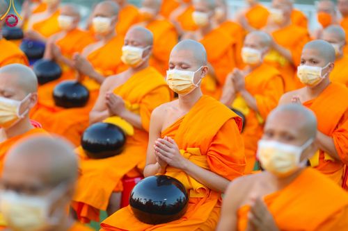 ภาพ No.101870:ตักบาตรพระ 10,000 รูป เติมบุญให้แผ่นดิน เนื่องในโอกาส 192 ปี จังหวัดกาญจนบุรี หนึ่งในโครงการตักบาตรพระ 2,000,000 รูป  77 จังหวัดทุกวัดทั่วไทย วันจันทร์ที่ 11 ธันวาคม พ.ศ. 2566 บริเวณถนนสองแคว (SKY WALK) เมืองกาญจนบุรี