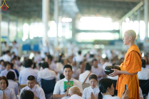 ภาพ No.151050:พิธีตักบาตร ในวันอาทิตย์ต้นเดือน วันที่ 1 กันยายน พ.ศ. 2567 ณ สภาธรรมกายสากล วัดพระธรรมกาย