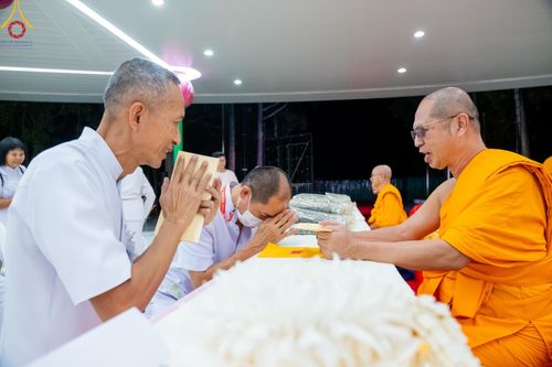 ภาพ No.123290:พิธีพระราชทานสัญญาบัตร พัดยศ และผ้าไตร แด่พระสงฆ์ในเขตปกครองคณะสงฆ์หนกลาง ณ วัดพระศรีมหาธาตุ เขตบางเขน กรุงเทพมหานคร และพิธีมุทิตาสักการะพระสังฆาธิการ ผู้ได้รับเลื่อนและตั้งสมณศักดิ์ ตามพระบรมราชโองการ ณ วัดพระธรรมกาย ในวันที่ 4 กุมภาพันธ์ พ.ศ. 2567