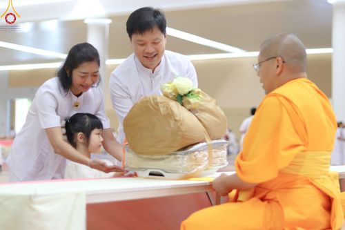 ภาพ No.180864:พิธีถวายภัตตาหารเมนูสวรรค์ และพิธีถวายอุปกรณ์กันหนาว แด่คณะพระภิกษุสามเณรวัดพระธรรมกาย วันอาทิตย์ที่ 8 ธันวาคม พ.ศ.2567 ณ สภาธรรมกายสากล วัดพระธรรมกาย