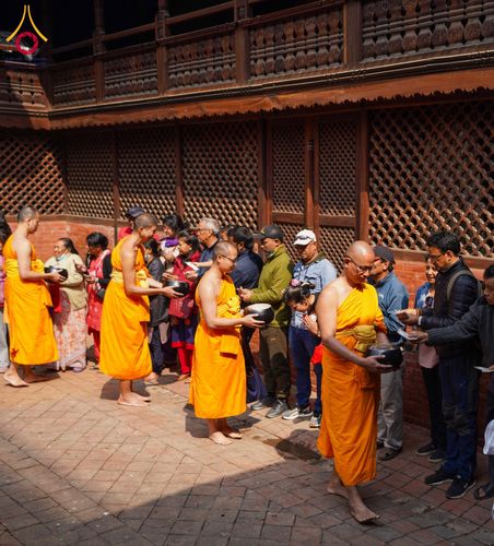 ภาพ No.132588:สามเณรเนปาล บิณฑบาต ย่านทาเมล เมืองกาฐมาณฑุ และเมืองปาฏัน ในโครงการบรรพชา 1,250 รูป ประเทศเนปาล วันที่ 20 มีนาคม พ.ศ. 2567