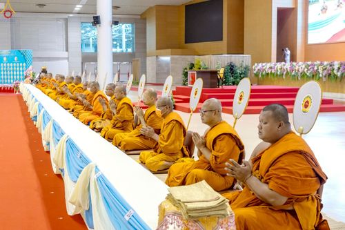 ภาพ No.233819:วันเสาร์ที่ 19 กรกฎาคม พ.ศ.2568 วันมหารำลึก ครั้งที่ 35 พิธีรำลึกถึงนักสร้างบารมี , พิธีสวดพระพุทธมนต์ , พิธีทอดผ้าบังสกุลและถวายไทยธรรม วัดพระธรรมกาย