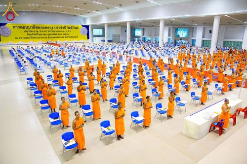 ภาพ No.208835:พระบาทสมเด็จพระเจ้าอยู่หัวทรงพระกรุณาโปรดเกล้าฯ พระราชทานภัตตาหารพระราชทาน แด่พระภิกษุ สามเณร ในการสอบบาลีสนามหลวง ณ วัดพระธรรมกาย วันที่ 22 กุมภาพันธ์ พ.ศ. 2568 ณ วัดพระธรรมกาย อำเภอคลองหลวง จังหวัดปทุมธานี