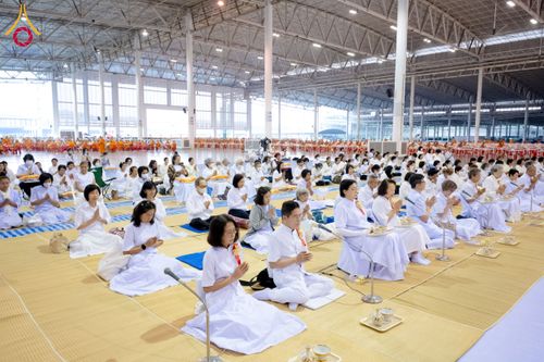 ภาพ No.203724:พิธีถวายภัตตาหารเป็นสังฆทาน แด่พระธรรมยาตรา ณ วัดพระธรรมกาย ตำบลคลองสาม อำเภอคลองหลวง จังหวัดปทุมธานี ในโครงการธรรมยาตรา กตัญญูบูชา มหาปูชนียาจารย์ พระมงคลเทพมุนี(สด จนฺทสโร) พระผู้ปราบมาร อนุสรณ์สถาน 7 แห่ง ปีที่ 13 วันที่ 30 มกราคม พ.ศ. 2568