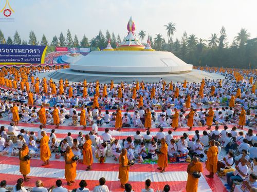 ภาพ No.110295:พิธีตักบาตรพระธรรมยาตราฯ ในโครงการธรรมยาตรากตัญญูบูชา มหาปูชนียาจารย์ พระมงคลเทพมุนี(สด จนฺทสโร) พระผู้ปราบมาร ปีที่ 12 ณ อนุสรณ์สถานลำดับที่ 2 สถานที่ตั้งมโนปณิธานบวชตลอดชีวิต อนุสรณ์สถานบางนางแท่น จ.นครปฐม วันที่ 11 มกราคม พ.ศ. 2567