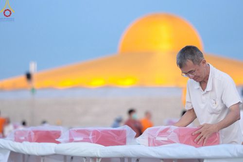 ภาพ No.219125:วันที่ 19-21 เมษายน พ.ศ. 2568 การเตรียมงานในลานธรรม , วิหารคด เพื่องานวันคุ้มครองโลก 22 เมษายน พ.ศ. 2568