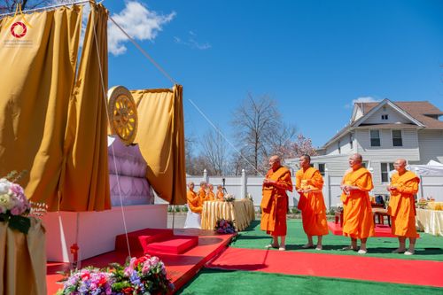 ภาพ No.62429:คณะศิษยานุศิษย์รวมใจสถาปนาและสมโภช ธรรมจักร เพื่ออัญเชิญประดิษฐาน ณ ยอดอุโบสถ 80 ปี หลวงพ่อธัมมชโย วัดพระธรรมกายนิวเจอร์ซี ประเทศสหรัฐอเมริกา  วันอาทิตย์ที่ 7 เมษายน พ.ศ. 2567