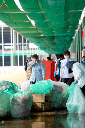 ภาพ No.220516:วันที่ 23-25 เมษายน พ.ศ. 2568 เจ้าหน้าที่และสาธุชนช่วยกัน รับบุญเก็บงานวันคุ้มครองโลก ณ วัดพระธรรมกาย