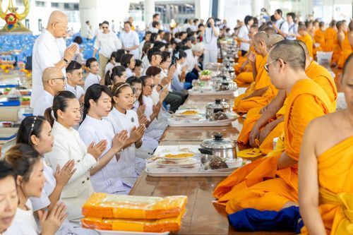 ภาพ No.157719:พิธีถวายภัตตาหารเมนูสวรรค์ ในพรรษาแห่งการเข้าถึงธรรม วันเสาร์ที่ 28 กันยายน พ.ศ. 2567 ณ หอฉันคุณยายอาจารย์ฯ วัดพระธรรมกาย