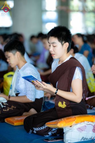 ภาพ No.143727:พิธีถวายผ้าไตร, สวดธรรมจักร, ปฏิบัติธรรม และฟังแสดงพระธรรมเทศนา ภาษาเมียนมา โดยมีสาธุชนชาวเมียนมากว่า 4,000 คน เข้าร่วมพิธี ณ มหารัตนวิหารคด วัดพระธรรมกาย วันอาทิตย์ที่ 7 กรกฎาคม พ.ศ. 2567