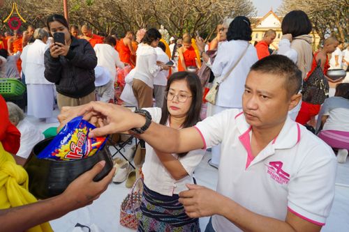 ภาพ No.208704:ตักบาตรพระ 1,743 รูป ครบรอบ 743 ปี นครน่าน ถวายเป็นพุทธบูชา น้อมบุญกุศลอุทิศให้บรรพบุรุษ วันอาทิตย์ ที่ 16 กุมภาพันธ์ พ.ศ. 2568 ณ ถนนคนเดินข่วงเมืองน่าน ต.ในเวียง อ.เมือง จ.น่าน