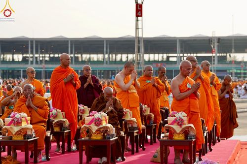 ภาพ No.221611:วันอังคารที่ 22 เมษายน พ.ศ. 2568 ภาพพิธีถวายมหาสังฆทานคณะสงฆ์ 40,000 กว่าวัดทั่วประเทศ เนื่องในวันคุ้มครองโลก ชุดที่ 2 (ปลื้มให้สมการรอคอย) ณ ลานธรรมพระมหาธรรมกายเจดีย์ วัดพระธรรมกาย