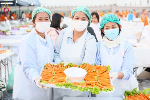 ภาพ No.191076:พิธีถวายภัตตาหารเป็นสังฆทาน แด่พระธรรมยาตรา ณ อนุสรณ์สถานคลองบางนางแท่น อ.สามพราน จ.นครปฐม ในโครงการธรรมยาตรา กตัญญูบูชา มหาปูชนียาจารย์ พระมงคลเทพมุนี(สด จนฺทสโร) พระผู้ปราบมาร อนุสรณ์สถาน 7 แห่ง ปีที่ 13 วันที่ 8 มกราคม พ.ศ. 2568