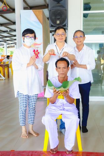 ภาพ No.186508:พิธีตัดปอย ปลงผม เวียนประทักษิณ  มอบบาตรผ้าไตร ขอขมาผู้ปกครอง และพิธีบรรพชาอุปสมบท  โครงการอุปสมบทหมู่บูชาธรรมมหาปูชนียาจารย์  ประจำปี 2567 ณ ศูนย์ปฏิบัติธรรมภาคใต้และวัดคงคาเลียบ อ.บางกล่ำ จ.สงขลา วันอาทิตย์ที่ 8 ธันวาคม พ.ศ. 2567