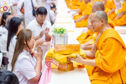 ภาพ No.239619:วันอาทิตย์ที่ 17 สิงหาคม พ.ศ. 2568 พิธีถวายคิลานเภสัช และอุปกรณ์ทางการแพทย์ แด่คณะสงฆ์ เนื่องในวันธรรมชัย ณ ห้องแก้วสารพัดนึก 2 สภาธรรมกายสากล วัดพระธรรมกาย