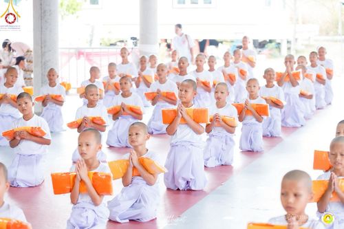 ภาพ No.216004:วันพฤหัสบดีที่ 3 เมษายน พ.ศ. 2568 พิธีบรรพชาสามเณร ภาคฤดูร้อน รุ่นที่ 15  บูชาธรรมหลวงพ่อธัมมชโย 81 ปี 81 รูป ณ ศูนย์ปฏิบัติธรรมสวนผึ้ง จ.ราชบุรี