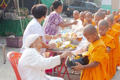 ภาพ No.62302:Photo Story  มหัศจรรย์วัดดงดินแดง Episode 4 กิจกรรมตักบาตรฉลองพระ-เณรกว่า 500 รูป