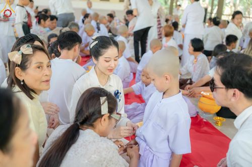 ภาพ No.135101: พิธีบรรพชาสามเณร  พิธีตักบาตรฉลองสามเณรใหม่ วันที่ 1 เมษายน พ.ศ.2567 ในโครงการบรรพชาสามเณรฟื้นฟูพระพุทธศาสนาทั่วไทย ณ ศูนย์ปฏิบัติธรรมแก้วเมืองเลย