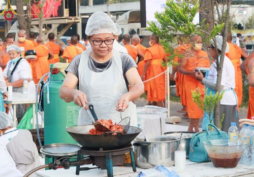 ภาพ No.106739:พิธีถวายภัตตาหารเป็นสังฆทาน แด่คณะพระธรรมยาตราฯ ในโครงการธรรมยาตรากตัญญูบูชา มหาปูชนียาจารย์ พระมงคลเทพมุนี(สด จนฺทสโร) พระผู้ปราบมาร อนุสรณ์สถาน 7 แห่ง ปีที่ 12 วันที่ 6 มกราคม พ.ศ. 2567 ณ อนุสรณ์สถานโลตัสแลนด์ จ.สุพรรณบุรี