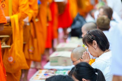 ภาพ No.85949:ตักบาตรพระนานาชาติ 10,000 รูป ใจกลางนครหาดใหญ่ จ.สงขลา วันอาทิตย์ที่ 20 สิงหาคม พ.ศ. 2566