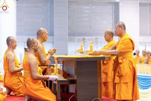 ภาพ No.159528:สัมมนาพิเศษและพิธีมอบองค์พระธรรมกาย 2,000 องค์ ณ ห้องแก้วสารพัดนึก 1 วัดพระธรรมกาย วันอาทิตย์ต้นเดือนที่ 6 ตุลาคม พ.ศ. 2567