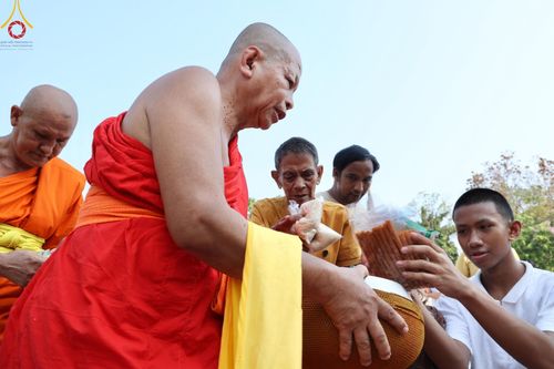 ภาพ No.58743:พิธีตักบาตรพระ ๑,๐๐๐ รูป สมโภชครบรอบ ๘๐๐ ปี พระบรมธาตุเมืองเชลียง ณ วัดพระศรีรัตนมหาธาตุ ราชวรวิหาร  (วัดพระปรางค์) ต.ศรีสัชนาลัย  อ.ศรีสัชนาลัย จ.สุโขทัย วันพฤหัสบดีที่ ๒๕ เมษายน พ.ศ. ๒๕๖๗