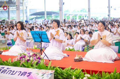 ภาพ No.209383:วันอาทิตย์ที่ 2 มีนาคม พ.ศ. 2568 พิธีตักบาตร ข้าวสารอาหารแห้ง ณ บ้านแก้วเรือนทองคุณยายฯ สภาธรรมกายสากล วัดพระธรรมกาย