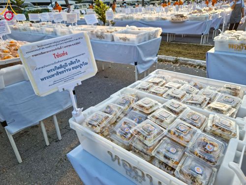 ภาพ No.108504:ถวายภัตตาหารเป็นสังฆทาน แด่คณะพระธรรมยาตราฯ ในโครงการธรรมยาตรากตัญญูบูชา มหาปูชนียาจารย์ พระมงคลเทพมุนี(สด จนฺทสโร) พระผู้ปราบมาร อนุสรณ์สถาน 7 แห่ง ปีที่ 12 วันที่ 7 มกราคม พ.ศ. 2567 ณ อนุสรณ์สถานโลตัสแลนด์ จ.สุพรรณบุรี