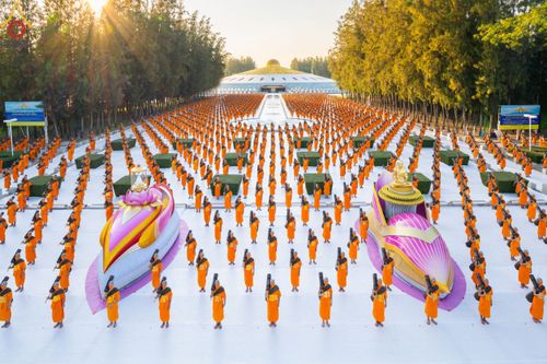 ภาพ No.104443:พระธรรมยาตราร่วมปฏิบัติธรรม และถ่ายภาพหมู่ประวัติศาสตร์ หน้ามหาวิหารพระมงคลเทพมุนี วันที่ 27 ธันวาคม พ.ศ. 2566